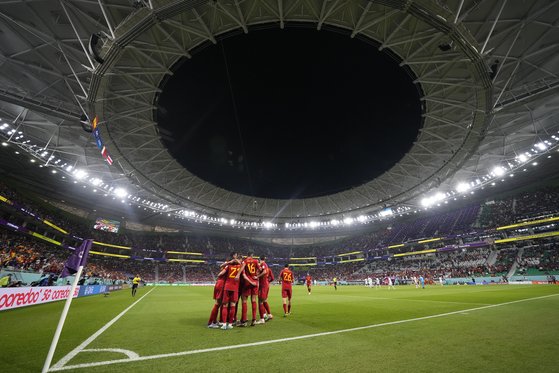 스페인의 다니 올모가 23일(현지시간) 알투마마 경기장에서 열린 월드컵 E조 코스타리카의 경기에서 팀의 선제골을 넣은 후 동료들과 함께 기뻐하고 있다.AP=연합뉴스