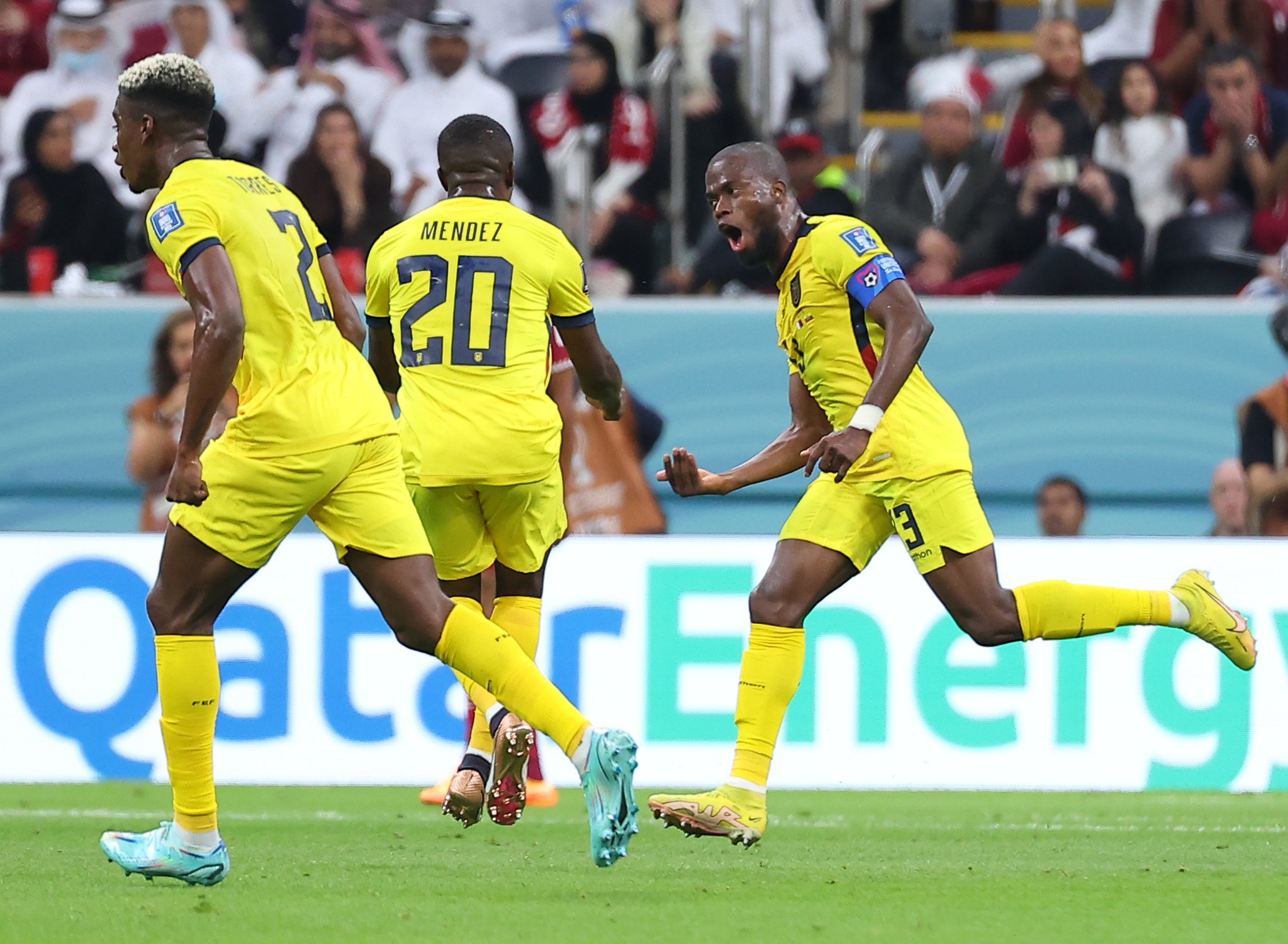 20일(현지시간) 카타르 알코르 알바이트 스타디움에서 열린 2022 카타르 월드컵 카타르와 에콰도르의 개막전 경기. 에콰도르 에네르 발렌시아가 두번째 골을 넣은 뒤 기뻐하고 있다. 연합뉴스