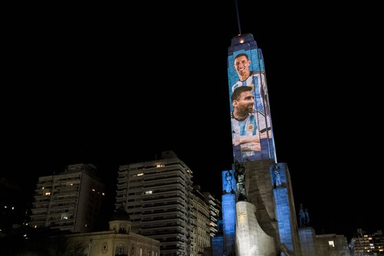 사우디아라비아와의 경기를 앞둔 21일(현지시간) 리오넬 메시(34ㆍ파리생제르맹)의 고향인 아르헨티나 로사리오로사리오 지역 국가기념비에 메시와 앙헬 디 마리아의 영상이 띄워져있다.AFP=연합뉴스
