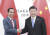 지난 2019년 6월 도쿄 오사카 주요 20개국(G20) 정상회담에서 시진핑(오른쪽) 중국 국가주석이 조코 위도도(왼쪽) 인도네시아 대통령과 악수하고 있다. 위도도 대통령은 25일 1박2일 일정으로 중국 베이징을 방문한다. [사진=신화통신]
