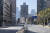 4일(현지시간) 중국 상하이 서부 징안(靜安)구 폐쇄지역 텅 빈 거리 한가운데에 보호복을 입은 방역 관계자가 서 있다. [AP=연합뉴스]