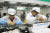 대만 폭스콘 정저우 스마트폰 조립 공장에서 직원들이 작업하고 있다. [사진 AP연합뉴스]