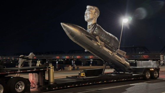 로켓에 올라탄 염소 머스크…암호화폐 사업가가 제작한 8억 짜리 동상