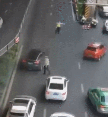 중국 청두시의 한 도로에서 테슬라 차량이 분류되고 있다 