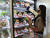 서울 중구 롯데마트 서울역점 냉동코너에서 한 고객이 ‘요리하다’ 제품을 고르고 있다. 사진 롯데마트