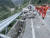 루딩현에서 구조대가 지진 피해를 입은 도로를 정비하고 있다. EPA=연합뉴스