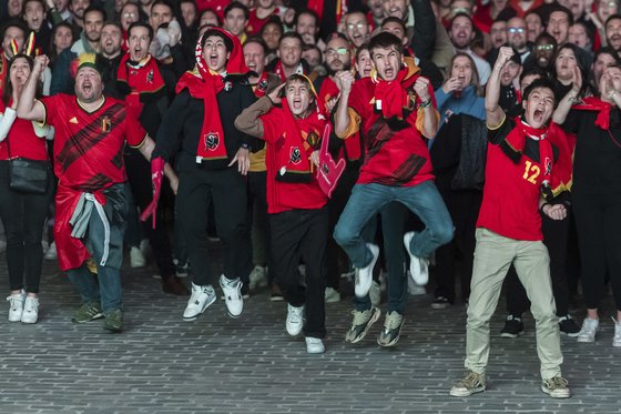 벨기에 팬들이 23일(현지시간) 브뤼셀에서 카타르 도하의 아흐마드 빈 알리 경기장에서 열린 F조 캐나다와의 경기를 응원하고 있다. AP=연합뉴스