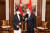 지난 10일 칭다오에서 열린 중국-네팔 외교장관 회담에서 왕이 중국 외교부장(오른쪽)과 카드가 올리(왼쪽) 네팔 외교장관이 팔꿈치를 부딪치며 포즈를 취하고 있다. 사진 중국 외교부 사이트