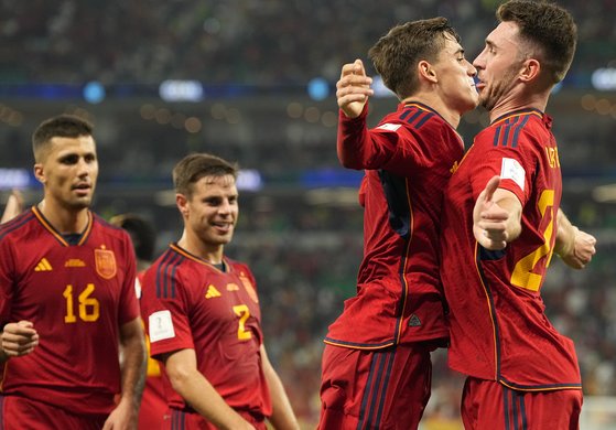 스페인의 가비(오른쪽 둘째)가 23일(현지시간) 알투마마 경기장에서 열린 코스타리카와의 경기에서 팀의 다섯 번째 골을 넣은 후 아이메릭 라포르테와 함께 기뻐하고 있다.AP=연합뉴스