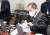 이상민 행정안전부 장관이 29일 서울 용산 대통령실 청사에서 열린 국무회의에 앞서 자료를 살펴보고 있다. 뉴시스
