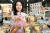 홈플러스가 다음 달 1일부터 전국 홈플러스 매장에서 인기 애니메이션 '원피스'의 캐릭터를 테마로 만들어진 '원피스' 캐릭터 빵 4종을 단독 판매한다고 29일 밝혔다. 사진은 원피스 캐릭터 빵을 홍보하는 직원. 사진 홈플러스