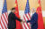시진핑(習近平) 중국 국가주석과 조 바이든 미국 대통령이 20일(현지시간) 인도네시아 발리에서 열린 G20 정상회담에 앞서 악수하고 있다. [사진 블룸버그]