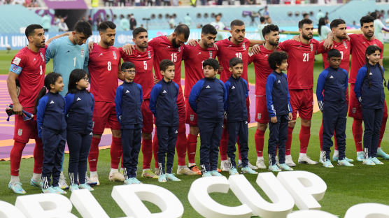 "이란, 국가제창 거부한 선수들에 '가족 위험' 협박…연기자 동원해 응원도"