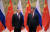 4일 블라디미르 푸틴(왼쪽) 러시아 대통령이 시진핑 중국 국가주석(오른쪽)과 베이징 댜오위타이 국빈관에서 만나 정상회담에 앞서 기념촬영을 하고 있다. [AFP=연합뉴스]