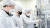 자가진단키트 생산업체 젠바디에서 삼성전자 전문가와 젠바디 직원이 조립 라인을 점검하고 있다.