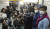 홍콩 민주진영 매체인 시티즌 뉴스의 크리스 융 사주 겸 편집국장(오른쪽)이 3일 사무실 외부에서 언론 자유 악화를 이유로 폐간을 발표하는 기자회견을 하고 있다. [AP=연합뉴스]