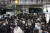 30일 오후 서울 지하철 4호선 충무로역 승강장에서 승객들이 열차를 기다리고 있다. 이날 오전 6시30분부터 서울교통공사 노동조합은 파업에 나섰다. 연합뉴스