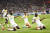 득점 후 동료들과 합동 골 세리머니를 펼치는 쿨리발리(오른쪽). AFP=연합뉴스