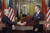 1990년 6월 1일(현지시간) 미하일 고르바초프 소련 대통령이 조지 HW 부시 미국 대통령과 백악관에서 회담 후 악수하고 있다. AP=연합뉴스