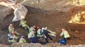 [포토타임] 화성 문화재 발굴현장서 매몰된 작업자 구조작업 벌이는 소방당국