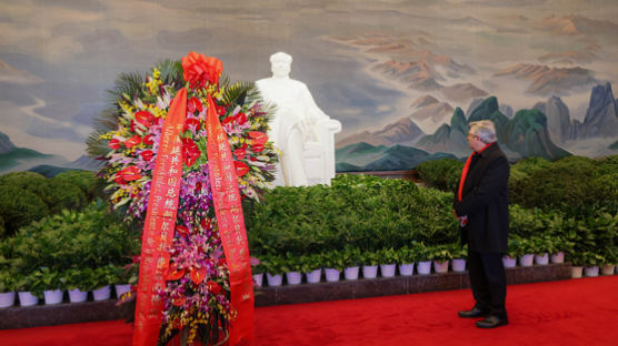 마오쩌둥 앞 두손 모은 아르헨 대통령…시진핑 27조 선물 쏜다