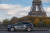 28일(현지시간) 프랑스 파리 비르아켐 다리(Le Pont de Bir-Hakeim) 위에서 2030년 부산 엑스포 홍보 래핑을 한 현대자동차 그룹 차량이 홍보 활동을 벌이고 있다. 뉴스1