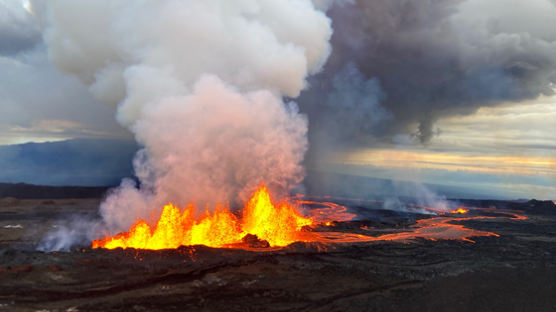하와이 활화산 38년만에 폭발…60ｍ 용암분수 솟구쳤다 [영상]