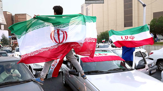  이란 시민들이 지난달 25일 카타르월드컵 웨일스전에서 자국 대표팀이 패배하자 환호하고 있다. AP=연합뉴스