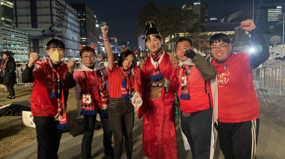 사상 첫 '영하 거리응원"…"더워죽겠다" 붉은악마 광화문 집결 