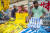 방글라데시 다카의 한 노점상에서 월드컵 축구 유니폼을 고르는 손님들. EPA=연합뉴스
