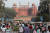 인도 델리에서 시민들이 지난 15일(현지시간) 거리를 걷고 있다. EPA=연합뉴스 