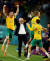 극적인 뒤집기로 16강 진출을 확정한 호주 대표팀의 그레이엄 아널드 감독(왼쪽에서 두번째)이 미철 듀크(왼쪽)를 비롯한 선수들과 환호하며 기쁨을 만끽하고 있다. [로이터=연합뉴스]