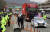 지난달 29일 경찰의 에스코트를 받는 화물차가 화물 연대파업 집회가 열리고 있는 부산 강서구 부산신항 삼거리 인근 도로를 지나가고 있다. 연합뉴스