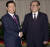 지난 2000년 11월 15일 장쩌민 중국 국가주석이 브루나이 오키드 가든 호텔에서 김대중 대통령과정상회담에 앞서 악수하고 있는 모습. 연합뉴스