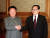 2000년 6월 1일 장쩌민 전 주석(오른쪽)이 베이징에서 김정일 북한 국방위원장을 만나 악수하는 모습. AP=연합뉴스