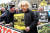 지난 5월 북아일랜드 힐스버러에서 '북아일랜드 협약' 폐기에 반대하는 시민들이 보리스 존슨 전 영국 총리를 규탄하는 시위를 벌이고 있다. 로이터=연합뉴스 