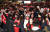  3일 새벽 서울 종로구 광화문광장에서 열린 2022 카타르 월드컵 H조 3차전 한국과 포르투갈 경기 합동 응원에 나선 붉은 악마들이 한국의 16강 진출 성공에 환호하고 있다. 연합뉴스