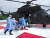 국군외상센터 의료진이 응급 외상 환자를 헬기로 후송하는 훈련을 하고 있다. [연합뉴스]