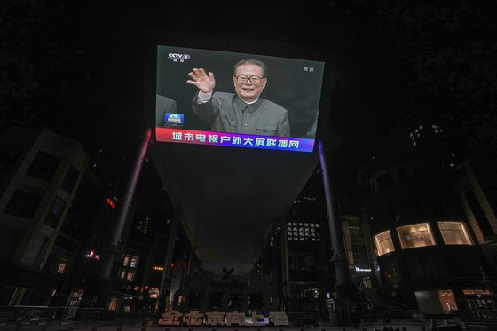 장쩌민 전 중국 국가주석이 지병으로 사망한 지난달 30일 중국 시내 한 쇼핑몰 전광판에 영상이 방영되고 있다. AP=연합뉴스