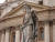로마의 성베드로 성당 앞에 서 있는 사도 바울(바오로)의 동상. 손에는 성령의 칼을 들고 있다. 중앙포토 