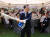 이명박 대통령이 2008년 8월 26일 청와대 녹지원에서 열린 베이징 올림픽 선수단 초청 오찬에서 선수단이 기념선물로 준 야구 방망이를 휘둘러 보고 있다. 중앙포토
