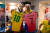 한국 축구대표팀의 주장 손흥민(토트넘)과 브라질 축구대표팀의 에이스 네이마르(파리생제르맹)가 지난 6월 2일 서울월드컵경기장에서 열린 평가전을 마친 뒤 라커룸에서 유니폼을 교환하고 있다. 뉴스1