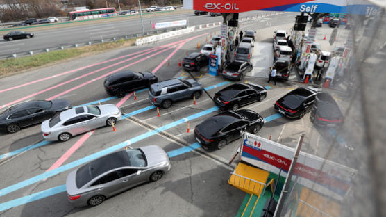 [사진] “기름 떨어질라” 주유소에 줄선 차량들