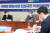 지난해 3월 '내파일내놔라시민행동' 곽노현 공동대표(왼쪽)가 국회에서 열린 더불어민주당 김경협 국정원 불법사찰 진상규명 특위 위원장 및 위원들과 간담회에서 인사말 하는 모습. 중앙포토