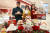 30일 오전 서울 이마트 용산점에서 모델들이 크리스마스 케이크를 선보이고 있다. 신세계푸드는 9980원의 '갓성비' 케이크 등 크리스마스 케이크를 출시하며 시즌 공략에 나섰다. 연합뉴스