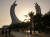 결전의 날이 밝았다. 5일 카타르 도하의 크레센트타워 인근 도로를 사람들이 걷고 있다. AP=연합뉴스
