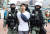 2019년 11월 19일 오후 홍콩 이공대학교에서 투항에 나선 시위 참여 학생이 경찰과 함께 밖으로 나오고 있다. 뉴스1