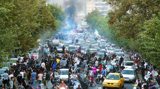 이란, 시위 확산에 히잡 규정 완화 움직임 “지도순찰대 폐지”