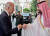 2022년 7월 15일 사우디아라비아 리야드를 방문한 조 바이든 미국 대통령(왼쪽)이 무함마드 빈 살만 사우디 왕세자와 주먹 인사를 나누고 있다. AFP=연합뉴스