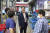 김형찬 강서구청장이 지난 8월 명지시장 전어축제 때 상인들과 대화하고 있다. 사진 강서구